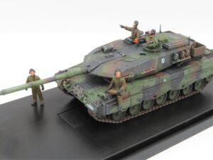 Panzerkampf 12213PA - 1:72 Dutch Leopard 2A6NL Main Battle Tank with 4 x Tank Crew Figures - Woodland Camouflage